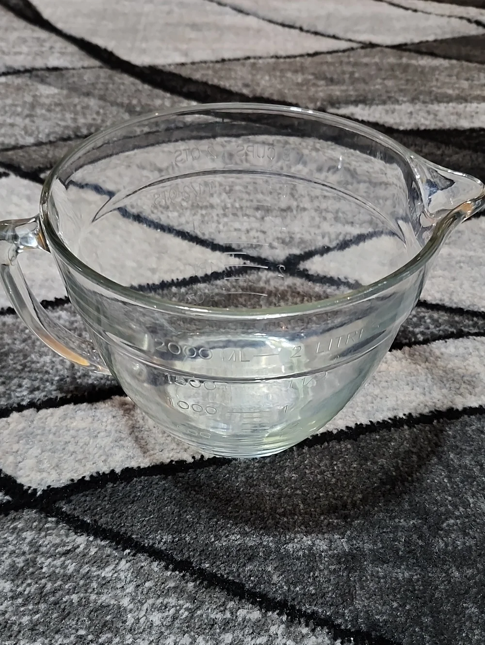 VINTAGE PAMPERED CHEF CLEAR HEAVY-DUTY 8 CUPS MIXING MEASURING BATTER BOWL